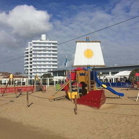 Beach Palace With Small Swimming Pool, Private Beach, Parking Lido di Jesolo Exteriör bild