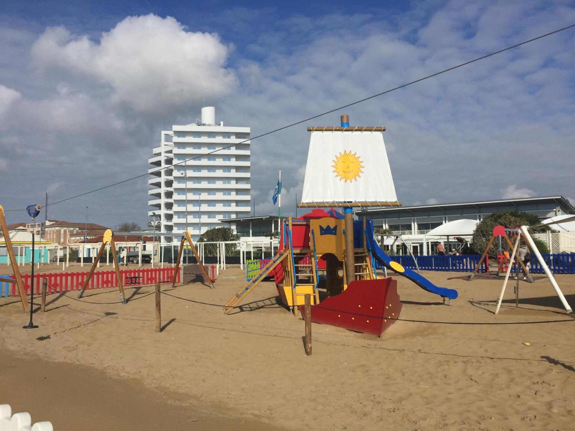 Beach Palace With Small Swimming Pool, Private Beach, Parking Lido di Jesolo Exteriör bild