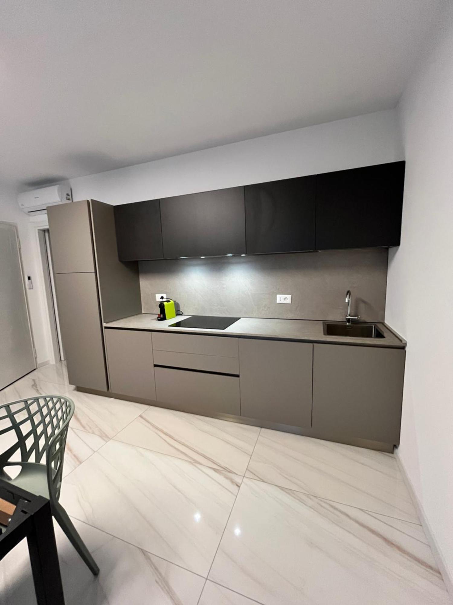 Beach Palace With Small Swimming Pool, Private Beach, Parking Lido di Jesolo Exteriör bild